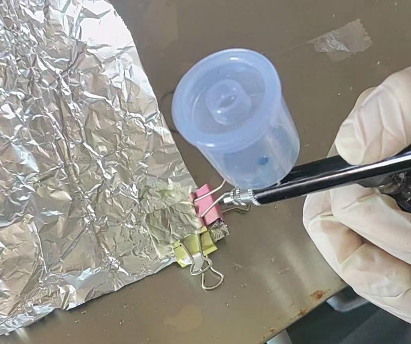 喷涂银纳米线形成电极层
